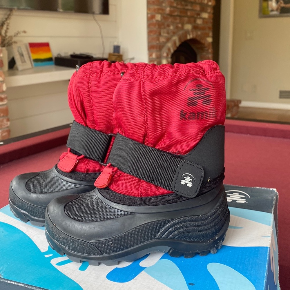 Kamik snowboots toddler size 8, with box